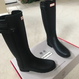 HUNTER RAIN BOOTS (BRAND NEW SIZE 9)!!!!!